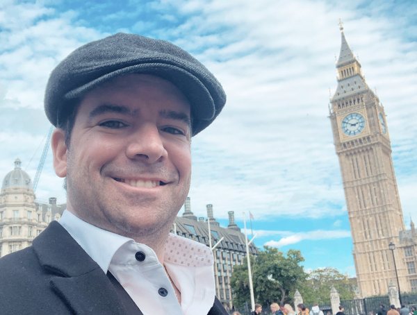 Gabriel Poliglota em frente ao Big Ben, em Londres